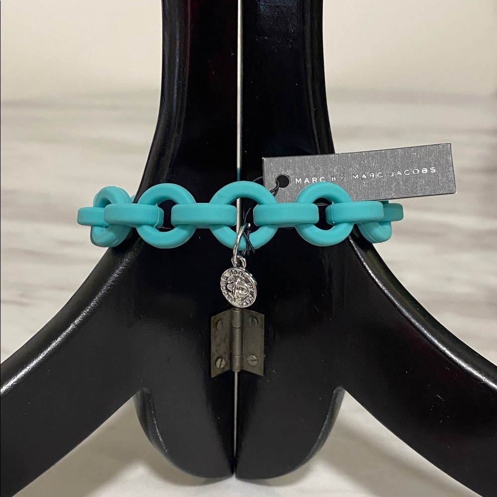 Marc by Marc Jacobs Aqua Lagoon Turnlock Silicone Stretch Bracelet - Picture 7 of 9